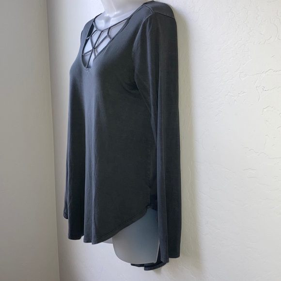 American Eagle Medium charcoal cage front flow top - Picture 3 of 11